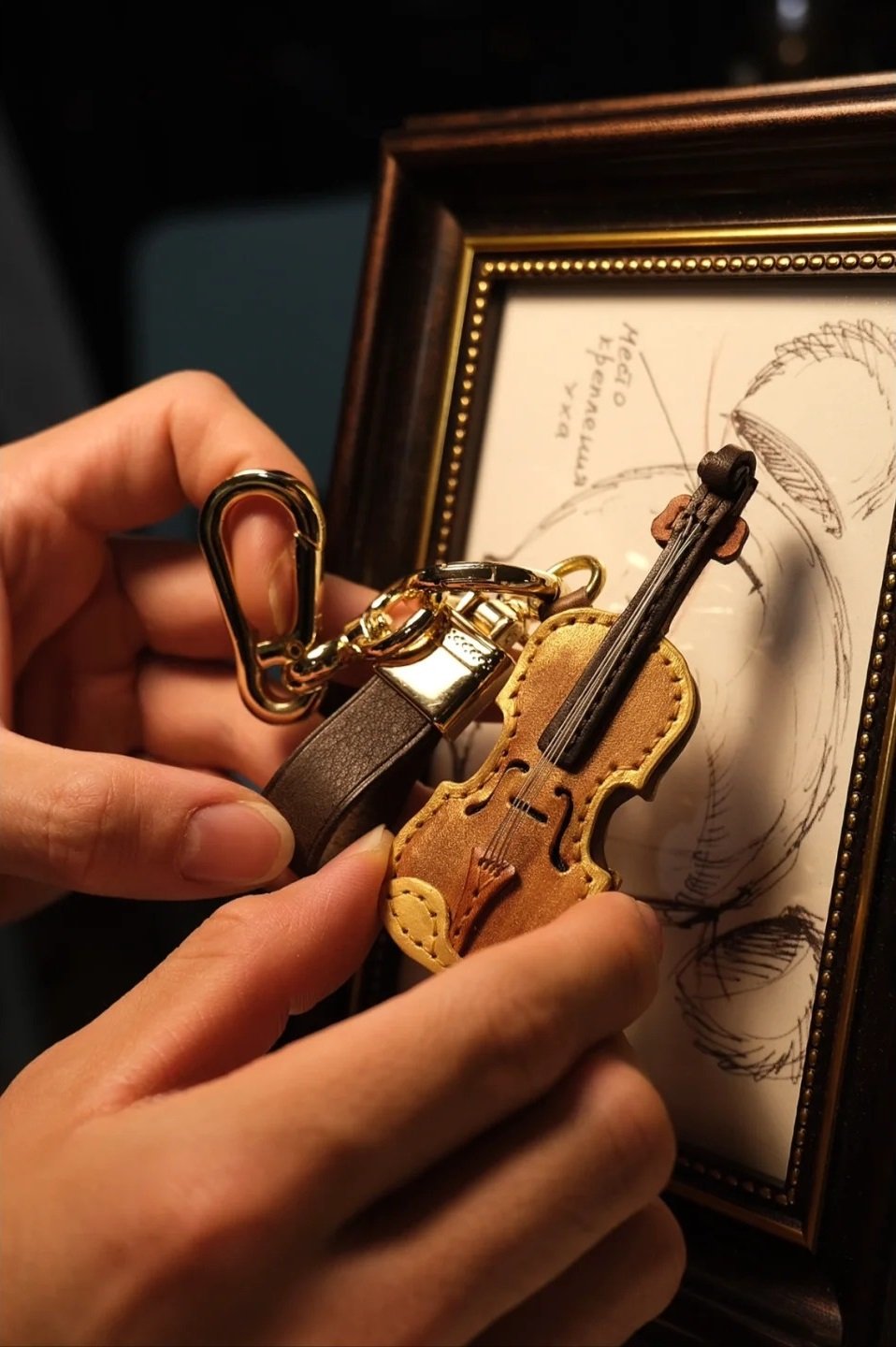 🔥Last Day 49% OFF - 🎁Crafted Leather Violin & Cello Keychain🎻
