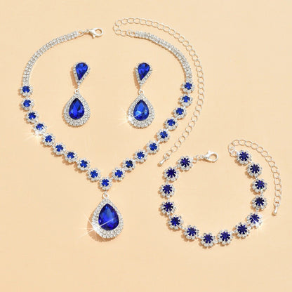 Elegant necklace set full of diamond flowers
