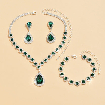 Elegant necklace set full of diamond flowers