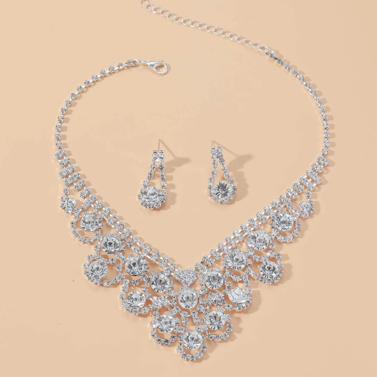 Everything goes with an elegant necklace set