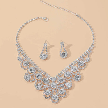 Everything goes with an elegant necklace set