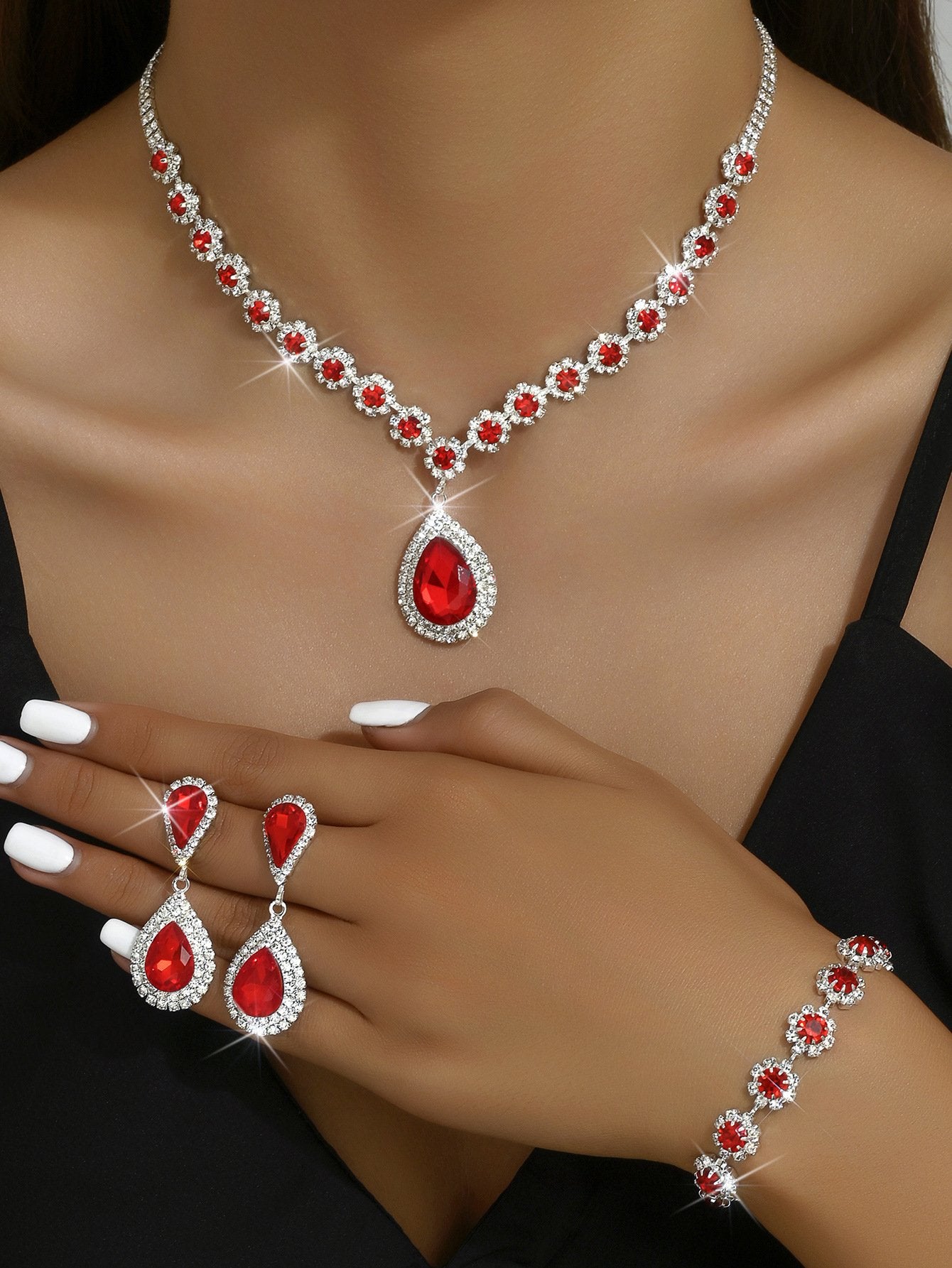 Elegant necklace set full of diamond flowers