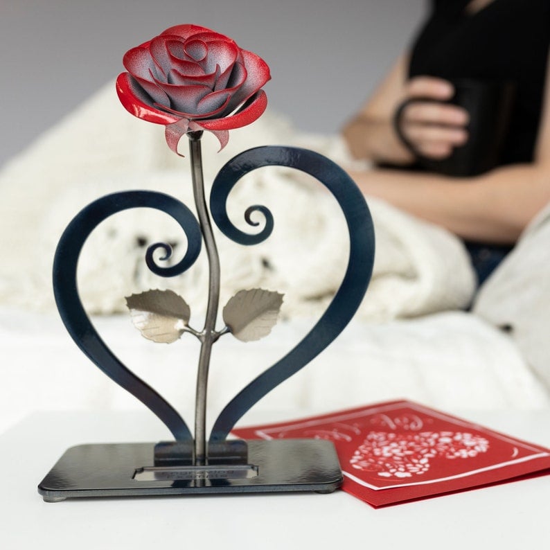 🔥Last Day 49% OFF-Romantic Gift Red Metal Rose with Heart-Shaped Stand