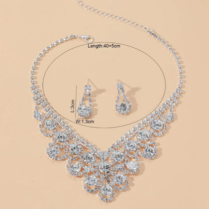 Everything goes with an elegant necklace set