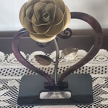 🔥Last Day 49% OFF-Romantic Gift Red Metal Rose with Heart-Shaped Stand