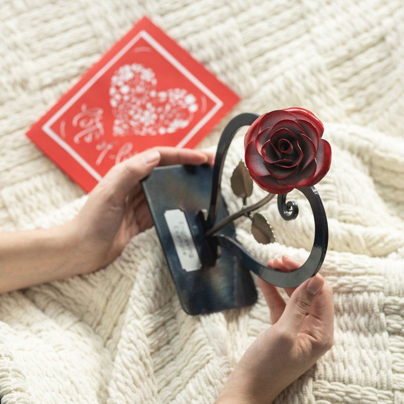 🔥Last Day 49% OFF-Romantic Gift Red Metal Rose with Heart-Shaped Stand