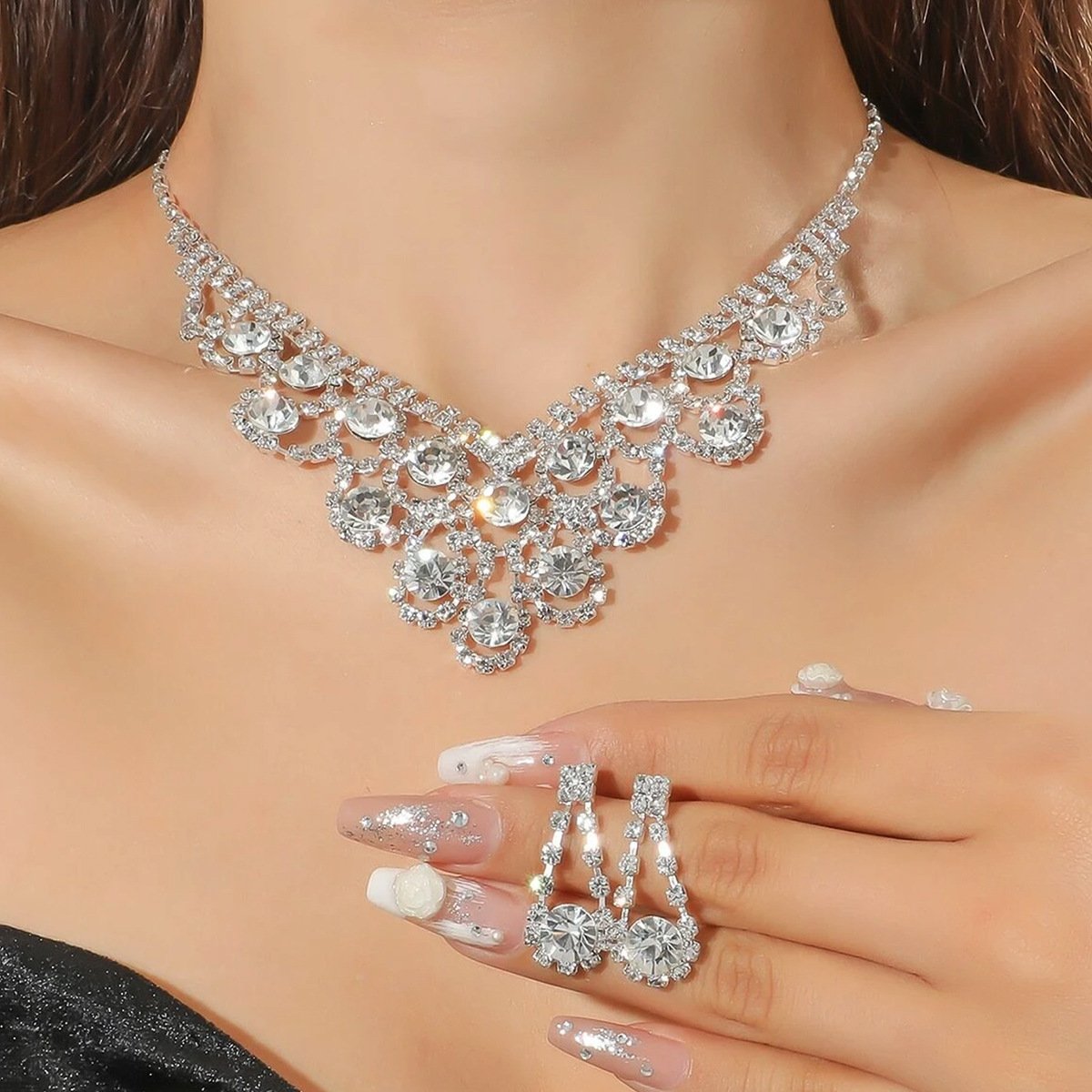 Everything goes with an elegant necklace set