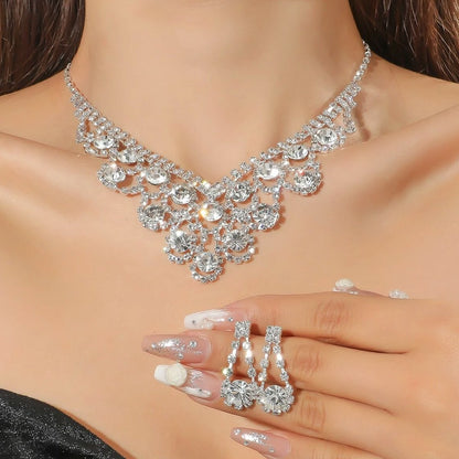 Everything goes with an elegant necklace set