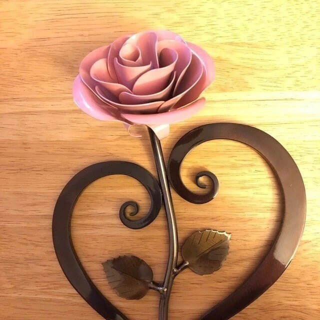 🔥Last Day 49% OFF-Romantic Gift Red Metal Rose with Heart-Shaped Stand